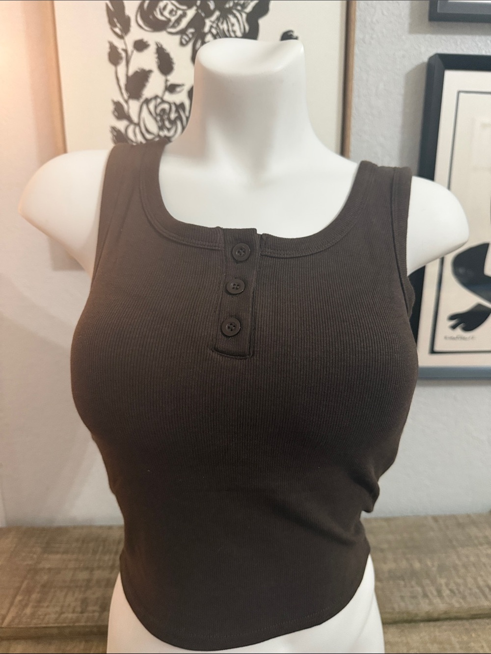 Womenโs Ribbed Henley Cropped Padded Tank Top in Dark Brown